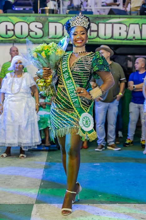 Andreza Clemente é coroada como rainha de bateria do Acadêmicos do Cubango
