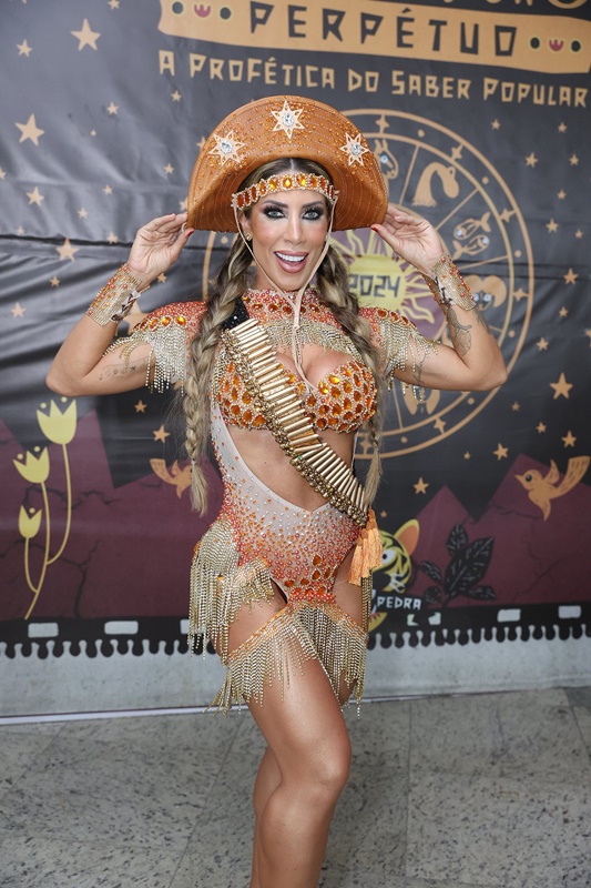 Vestida de “Maria Bonita”, Tati Minerato cai no samba na feijoada