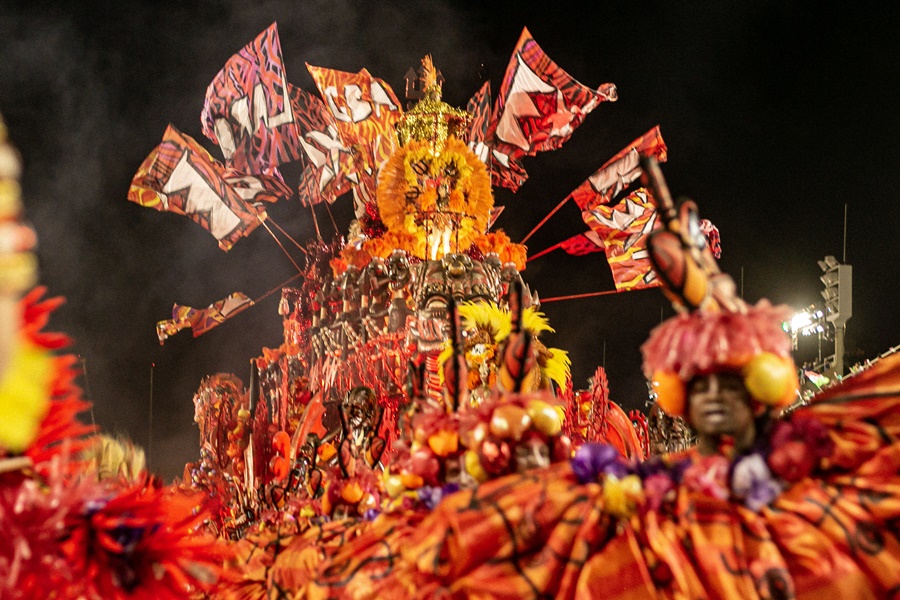 “Laroyê, Grande Rio”: desfile campeão de Exu vira exposição de arte no MAR