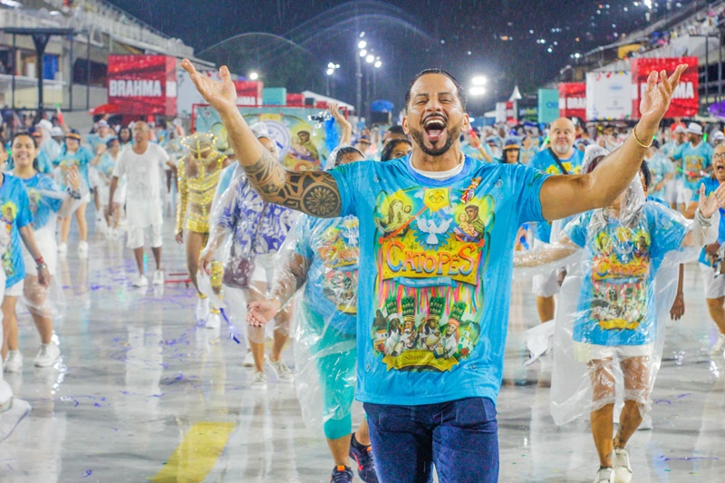 Acadêmicos de Niterói renova com o carnavalesco