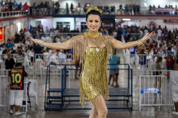 Musa Tatiana Breia aposta no dourado em evento de samba